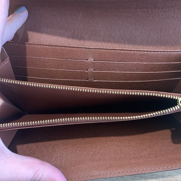 Louis Vuitton Monogram Sarah Wallet - Picture 3 of 16